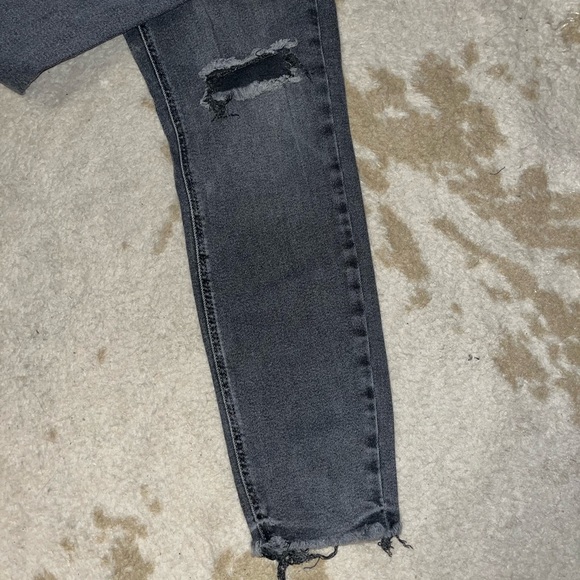 Old Navy Rockstar Super Skinny Extra High Rise Distressed Cropped Jeans - Picture 3 of 4